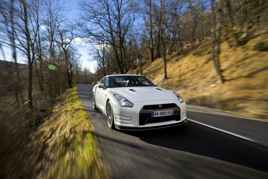  Nissan GT-R 2011 года  (фото 38 из 87)